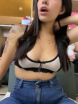 Snapshot of DaphneUwu chatting on September 28, 2025, 1:44 am DaphneUwu online show from September 28, 2025, 1:44 am