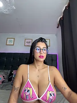 lovely violet13 online show from March 25, 2026, 4:57 pm