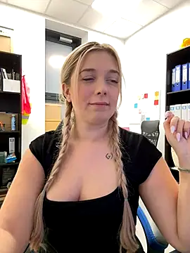 Snapshot of CherryAuroraa chatting on December 4, 2024, 9:46 pm CherryAuroraa online show from December 4, 2024, 9:46 pm