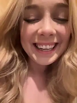 Snapshot of CherryAuroraa chatting on December 21, 2024, 4:03 pm CherryAuroraa online show from December 21, 2024, 4:03 pm