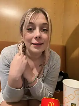 Snapshot of CherryAuroraa chatting on December 29, 2024, 12:20 am CherryAuroraa online show from December 29, 2024, 12:20 am