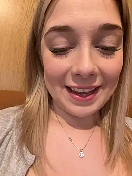 Snapshot of CherryAuroraa chatting on January 17, 2025, 1:24 pm CherryAuroraa online show from January 17, 2025, 1:24 pm