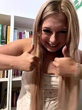 Snapshot of CherryAuroraa chatting on September 19, 2025, 10:49 am CherryAuroraa online show from September 19, 2025, 10:49 am