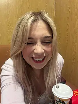 Snapshot of CherryAuroraa chatting on April 5, 2026, 8:28 pm CherryAuroraa online show from April 5, 2026, 8:28 pm