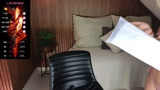 Snapshot of AmelieAxie chatting on February 19, 2025, 6:55 am AmelieAxie online show from February 19, 2025, 6:55 am