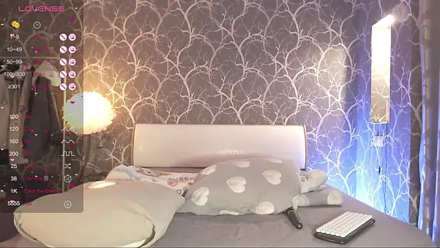 MiaMiaMeow online show from October 13, 2025, 1:22 pm