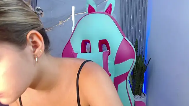 sofia henaok online show from February 22, 2025, 6:19 pm