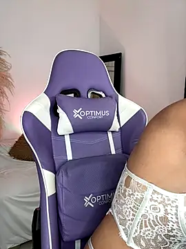 sofia henaok online show from December 15, 2025, 8:13 pm