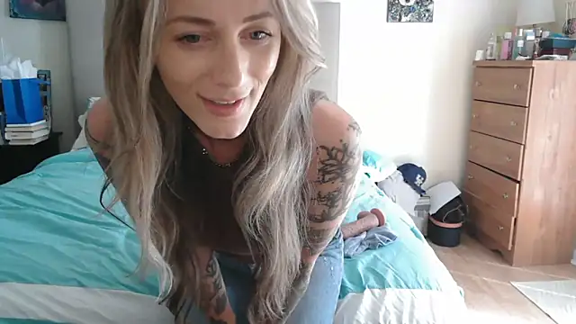 Heyitsmee33 online show from May 9, 2026, 2:22 pm