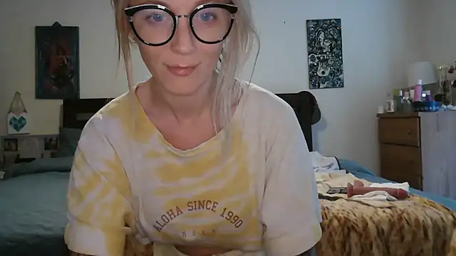 Heyitsmee33 online show from July 8, 2026, 9:08 pm