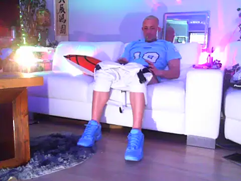 Snapshot of OSIRlS chatting on September 19, 2025, 6:19 pm OSIRlS online show from September 19, 2025, 6:19 pm