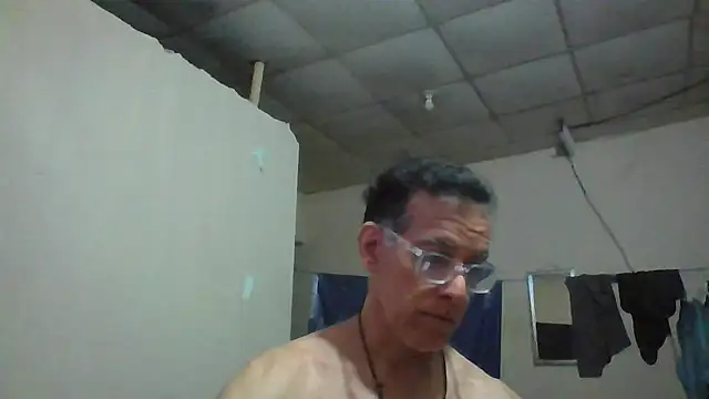 Snapshot of CaptainFox chatting on June 5, 2026, 12:39 am CaptainFox online show from June 5, 2026, 12:39 am