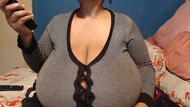 Snapshot of CUTEFIRMMELONSS chatting on October 9, 2025, 5:00 pm CUTEFIRMMELONSS online show from October 9, 2025, 5:00 pm