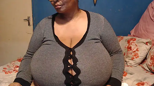 Snapshot of CUTEFIRMMELONSS chatting on October 13, 2025, 9:26 pm CUTEFIRMMELONSS online show from October 13, 2025, 9:26 pm