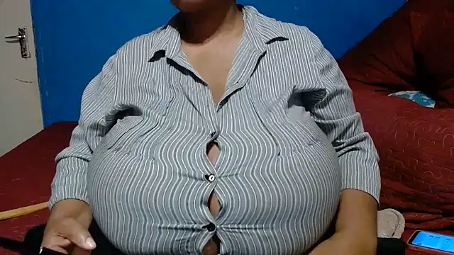 CUTEFIRMMELONSS online show from June 7, 2026, 6:44 pm
