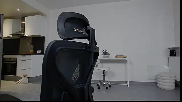 Snapshot of Bella_Twine chatting on February 24, 2026, 9:24 pm Bella Twine online show from February 24, 2026, 9:24 pm