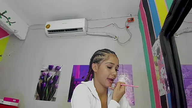 MarianaManzur online show from March 8, 2025, 8:25 pm