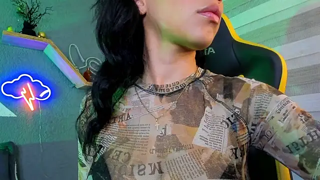 Snapshot of Marcelinee__ chatting on January 27, 2025, 11:22 pm Marcelinee online show from January 27, 2025, 11:22 pm