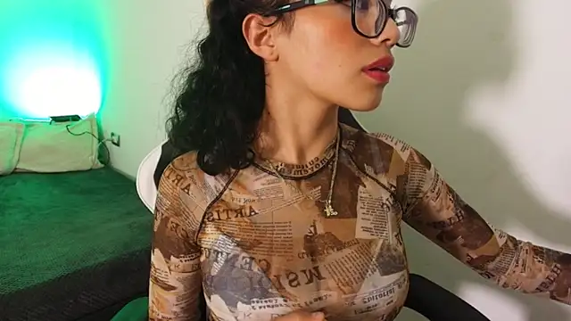 Snapshot of Marcelinee__ chatting on November 25, 2025, 10:43 pm Marcelinee online show from November 25, 2025, 10:43 pm