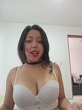 Snapshot of leah_passion chatting on May 17, 2026, 4:36 pm leah passion online show from May 17, 2026, 4:36 pm