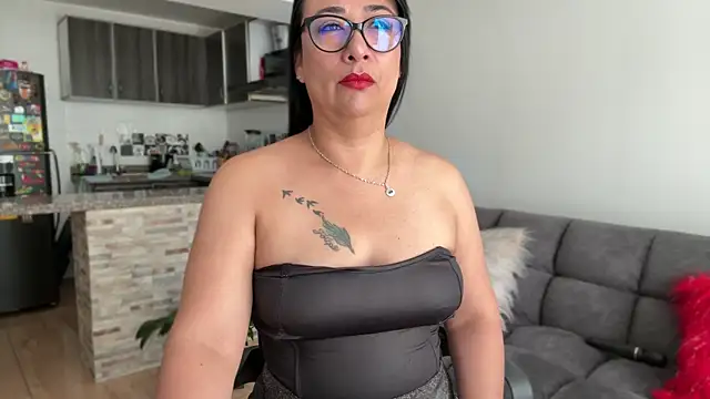 Karina Yang online show from April 25, 2026, 2:47 pm