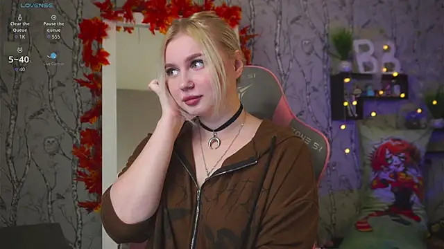 Snapshot of Moon_Valkyrie chatting on October 10, 2025, 8:02 am Moon Valkyrie online show from October 10, 2025, 8:02 am