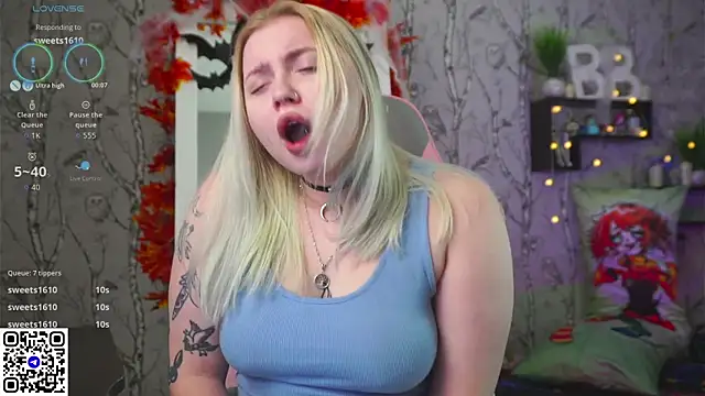 Snapshot of Moon_Valkyrie chatting on November 5, 2025, 8:58 am Moon Valkyrie online show from November 5, 2025, 8:58 am