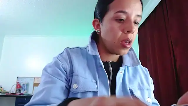 Snapshot of VALERY_MEER chatting on October 21, 2025, 12:11 am VALERY MEER online show from October 21, 2025, 12:11 am