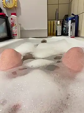 Snapshot of David19932908 chatting on December 2, 2025, 12:43 pm David19932908 online show from December 2, 2025, 12:43 pm