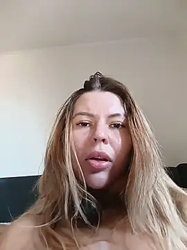 Snapshot of Lovers__Annn chatting on January 15, 2025, 6:54 am Lovers Annn online show from January 15, 2025, 6:54 am