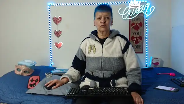 loquitaqueen011 online show from September 17, 2025, 4:52 pm