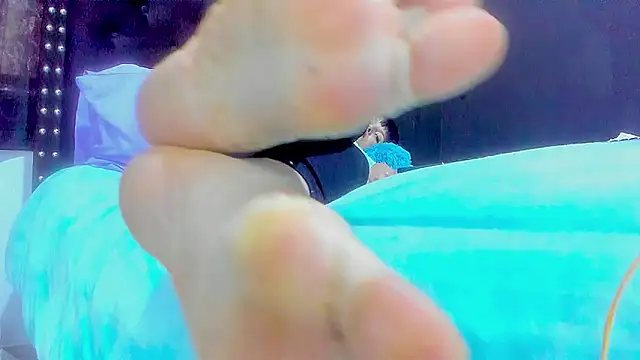 amareto queen online show from November 6, 2025, 6:53 pm