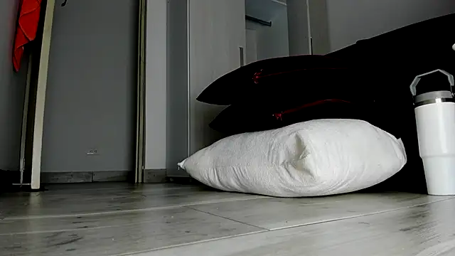 Skarleth69 online show from December 3, 2025, 2:52 am