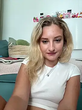 Snapshot of MileySummer chatting on October 19, 2025, 11:33 am MileySummer online show from October 19, 2025, 11:33 am