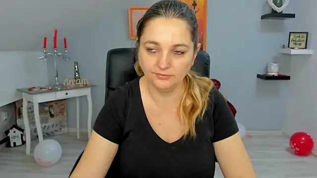 LollaGirl online show from February 19, 2025, 4:23 am