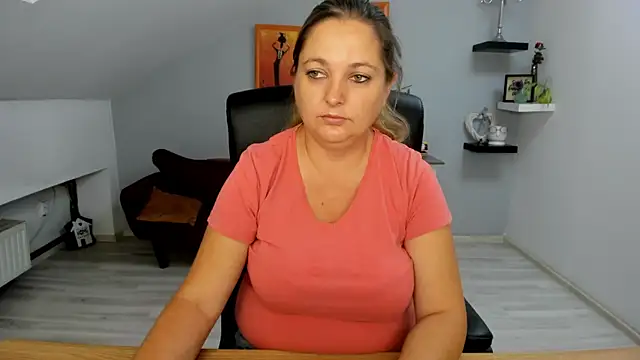 LollaGirl online show from September 10, 2025, 3:39 am