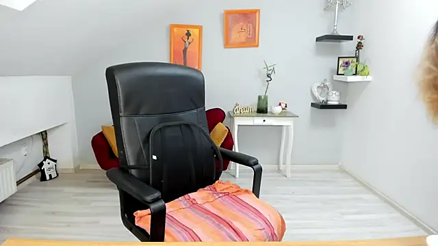 LollaGirl online show from September 19, 2025, 3:19 am