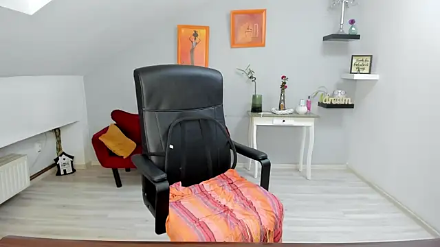 LollaGirl online show from October 27, 2025, 4:27 am