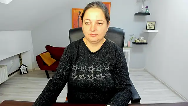 LollaGirl online show from November 17, 2025, 4:18 am