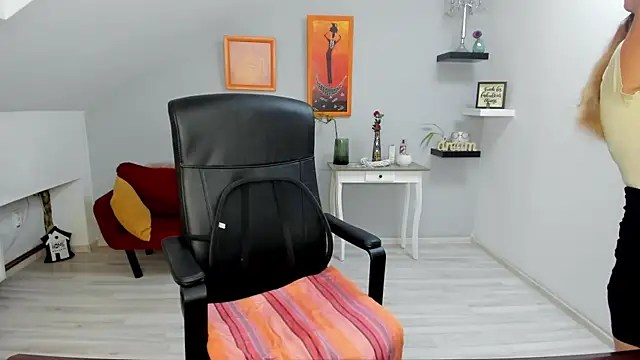 LollaGirl online show from December 3, 2025, 4:31 am