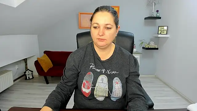 LollaGirl online show from December 17, 2025, 4:18 am