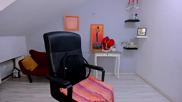 LollaGirl online show from February 19, 2026, 4:19 am