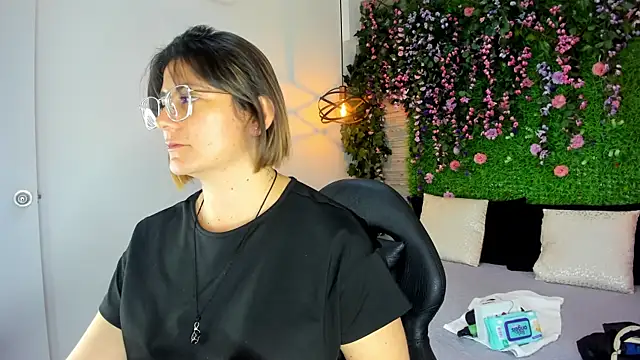 Snapshot of SarahDeyvis chatting on November 27, 2025, 5:59 pm SarahDeyvis online show from November 27, 2025, 5:59 pm