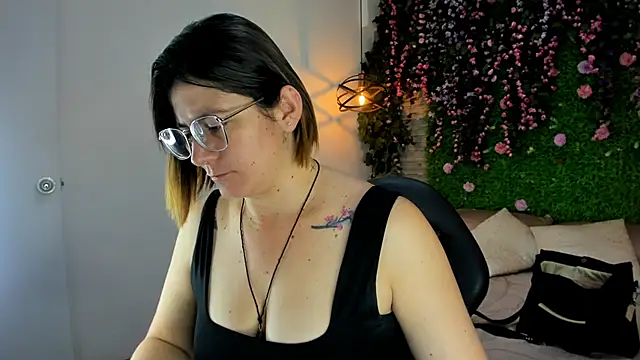 SarahDeyvis online show from December 18, 2025, 2:12 pm