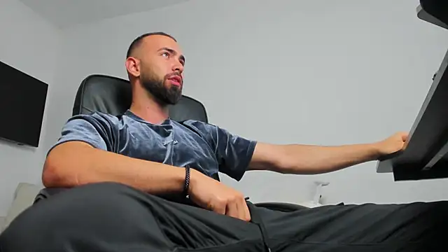 Snapshot of MichaelMasterss chatting on December 12, 2024, 8:47 am MichaelMasterss online show from December 12, 2024, 8:47 am