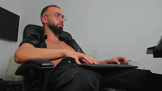 Snapshot of MichaelMasterss chatting on December 21, 2024, 11:56 pm MichaelMasterss online show from December 21, 2024, 11:56 pm