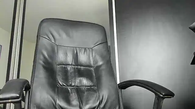 Snapshot of MichaelMasterss chatting on January 13, 2025, 11:27 pm MichaelMasterss online show from January 13, 2025, 11:27 pm