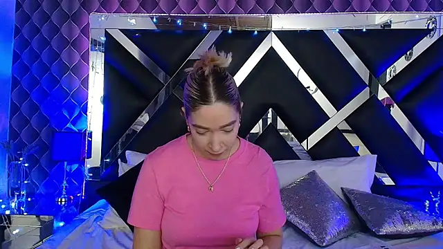 victoriaa lee  online show from April 27, 2026, 7:23 pm