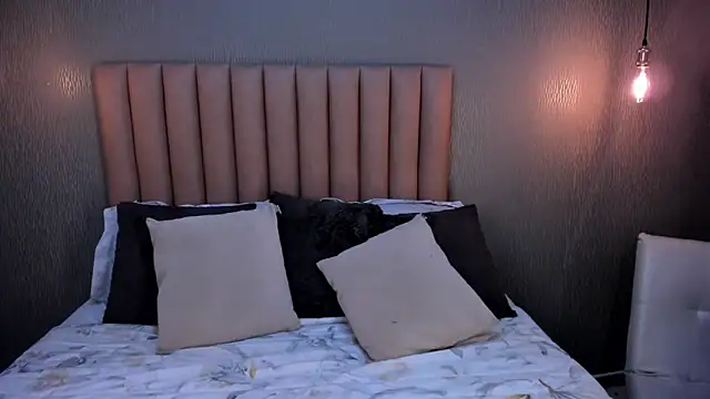 Alexa Thaylor  online show from March 22, 2025, 2:36 pm