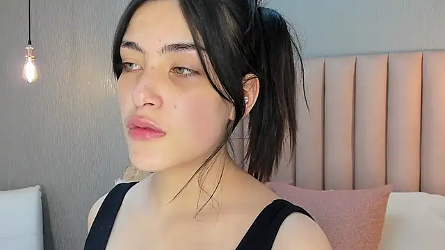 Alexa Thaylor  online show from September 15, 2025, 3:45 pm